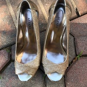 Gold sparkle heels by Alfani 👠